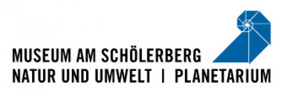 Blaue graphische Darstellung einer Schnecke und Schriftzug Museum am Schölerberg. Logo Museum am Schölerberg. Quelle: museum-am-schoelerberg.de