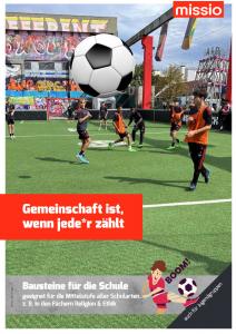 Titelseite des Unterrichtsmaterials: Fußballspielende Kinder auf einem Fußballfeld. Grafik eines großen Balls. Quelle und Rechte: Foto (c) buntkicktgut/missio München 