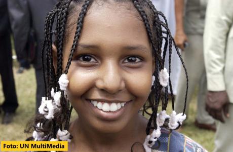 lächelndes Schwarzes Mädchen mit kleinen Zöpfen
