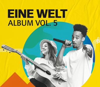 Es ist das Cover des EINE WELT-Albums abgebildet. Vor einem gelben Hintergrund ist eine Weltkugel zu sehen und ein Mädchen mit einer Gitarre sowie ein Junge mit einem Mikrofon.