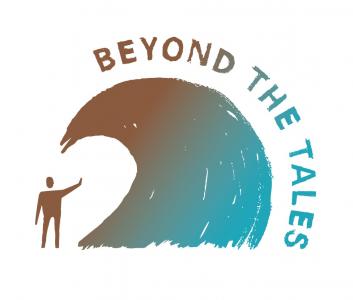 Angedeutete braun-blaue große Welle, darunter ein Mensch, auf der Welle im Bogen der Schriftzug BEYOND THE TALES. Logo Südwind-Projekt "Beyond the tales". Quelle: Südwind go Projekt