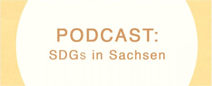 Auf gelben Hintergrund steht "Podcast: SDGs in Sachsen"