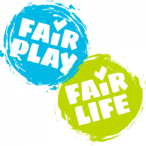 In einem blauen Kreis steht "Fair Play" in einem Grünen "Fair Live"